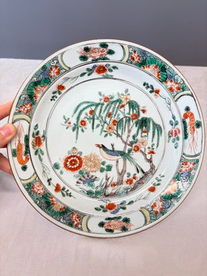 A pair of Chinese famille verte 'Bird among Willow and Flowering Branches' plates — foto 2