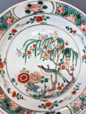 A pair of Chinese famille verte 'Bird among Willow and Flowering Branches' plates — foto 3