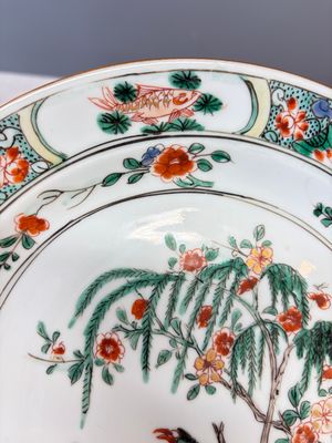 A pair of Chinese famille verte 'Bird among Willow and Flowering Branches' plates — foto 4