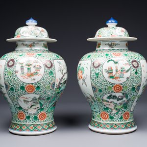 A pair of Chinese famille verte 'bird and flower' vases and covers, Kangxi mark, 19th C. — 照片 4
