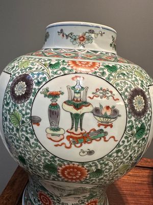 A pair of Chinese famille verte 'bird and flower' vases and covers, Kangxi mark, 19th C. — photo 12