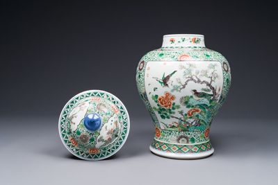 A pair of Chinese famille verte 'bird and flower' vases and covers, Kangxi mark, 19th C. — photo 6