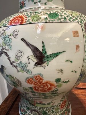 A pair of Chinese famille verte 'bird and flower' vases and covers, Kangxi mark, 19th C. — photo 9