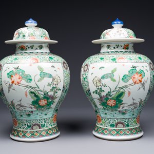 A pair of Chinese famille verte 'bird and flower' vases and covers, Kangxi mark, 19th C. — photo 3
