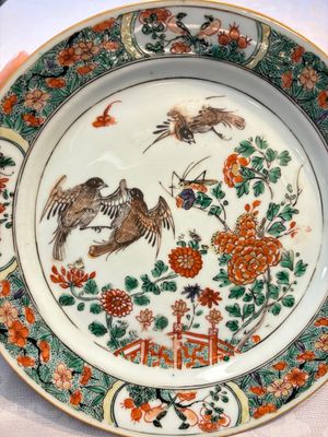 A pair of Chinese famille verte 'Birds Among Flowering Branches' plates, Kangxi — photo 2
