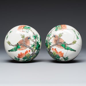 A pair of Chinese famille verte 'Birds among Flowering Branches' vases and covers — photo 8