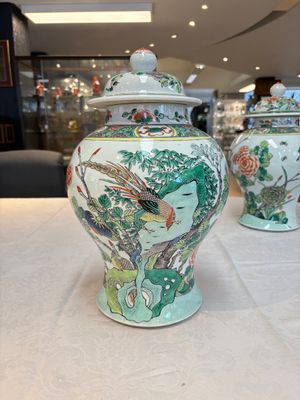 A pair of Chinese famille verte 'birds and flowers' vases and covers, 19th C. — photo 1