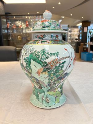 A pair of Chinese famille verte 'birds and flowers' vases and covers, 19th C. — photo 11
