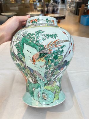 A pair of Chinese famille verte 'birds and flowers' vases and covers, 19th C. — photo 12