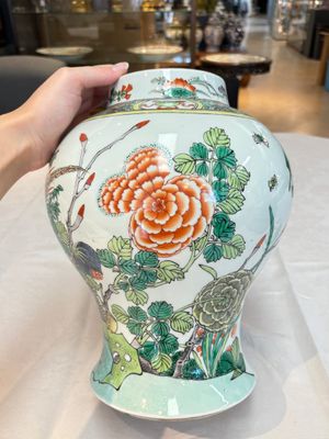 A pair of Chinese famille verte 'birds and flowers' vases and covers, 19th C. — photo 13