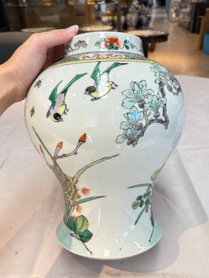 A pair of Chinese famille verte 'birds and flowers' vases and covers, 19th C. — photo 14