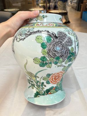 A pair of Chinese famille verte 'birds and flowers' vases and covers, 19th C. — photo 15