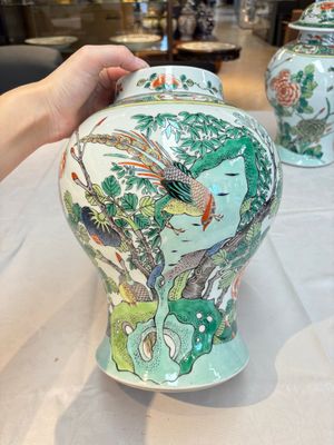 A pair of Chinese famille verte 'birds and flowers' vases and covers, 19th C. — photo 2