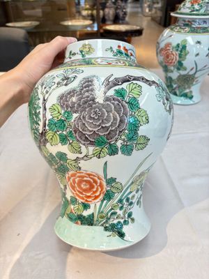 A pair of Chinese famille verte 'birds and flowers' vases and covers, 19th C. — photo 3