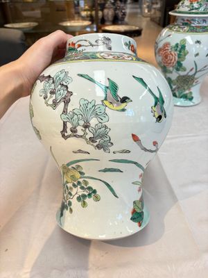 A pair of Chinese famille verte 'birds and flowers' vases and covers, 19th C. — photo 4