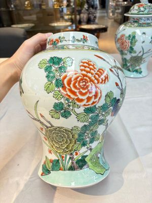 A pair of Chinese famille verte 'birds and flowers' vases and covers, 19th C. — photo 5