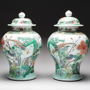 A pair of Chinese famille verte 'birds and flowers' vases and covers, 19th C. — photo 1