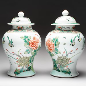 A pair of Chinese famille verte 'birds and flowers' vases and covers, 19th C. — photo 2