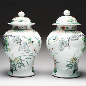 A pair of Chinese famille verte 'birds and flowers' vases and covers, 19th C. — photo 3