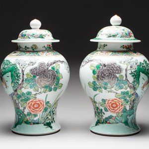 A pair of Chinese famille verte 'birds and flowers' vases and covers, 19th C. — photo 4