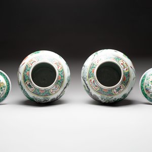 A pair of Chinese famille verte 'birds and flowers' vases and covers, 19th C. — photo 5