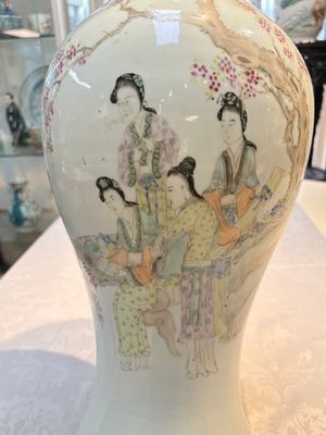 A pair of Chinese famille verte blue-ground gilt-decorated vases and a famille rose 'Elegant Beauties' vase, 19th C. — photo 12