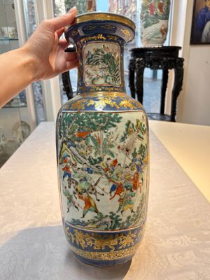A pair of Chinese famille verte blue-ground gilt-decorated vases and a famille rose 'Elegant Beauties' vase, 19th C. — photo 15