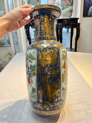 A pair of Chinese famille verte blue-ground gilt-decorated vases and a famille rose 'Elegant Beauties' vase, 19th C. — photo 16