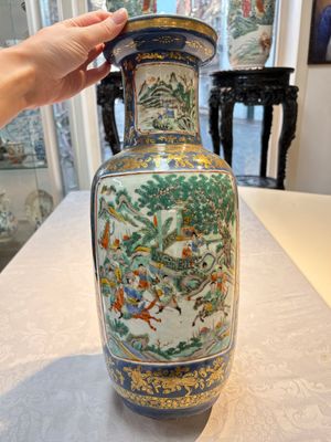 A pair of Chinese famille verte blue-ground gilt-decorated vases and a famille rose 'Elegant Beauties' vase, 19th C. — photo 17