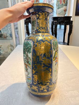 A pair of Chinese famille verte blue-ground gilt-decorated vases and a famille rose 'Elegant Beauties' vase, 19th C. — photo 18
