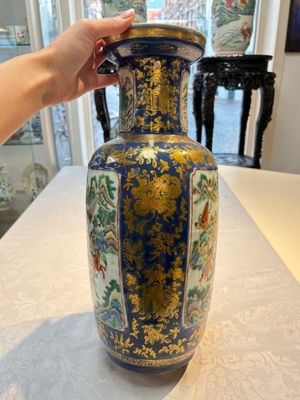A pair of Chinese famille verte blue-ground gilt-decorated vases and a famille rose 'Elegant Beauties' vase, 19th C. — photo 2