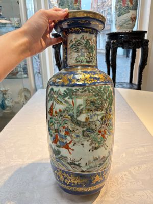 A pair of Chinese famille verte blue-ground gilt-decorated vases and a famille rose 'Elegant Beauties' vase, 19th C. — photo 3