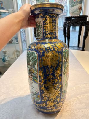 A pair of Chinese famille verte blue-ground gilt-decorated vases and a famille rose 'Elegant Beauties' vase, 19th C. — photo 4