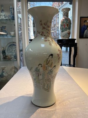 A pair of Chinese famille verte blue-ground gilt-decorated vases and a famille rose 'Elegant Beauties' vase, 19th C. — photo 7