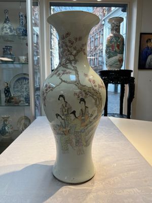 A pair of Chinese famille verte blue-ground gilt-decorated vases and a famille rose 'Elegant Beauties' vase, 19th C. — photo 8