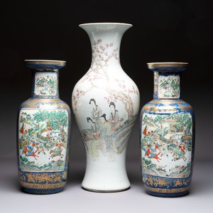 A pair of Chinese famille verte blue-ground gilt-decorated vases and a famille rose 'Elegant Beauties' vase, 19th C. — photo 1