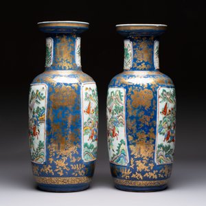 A pair of Chinese famille verte blue-ground gilt-decorated vases and a famille rose 'Elegant Beauties' vase, 19th C. — photo 11