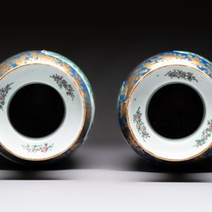 A pair of Chinese famille verte blue-ground gilt-decorated vases and a famille rose 'Elegant Beauties' vase, 19th C. — photo 12