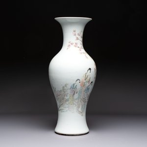 A pair of Chinese famille verte blue-ground gilt-decorated vases and a famille rose 'Elegant Beauties' vase, 19th C. — photo 4