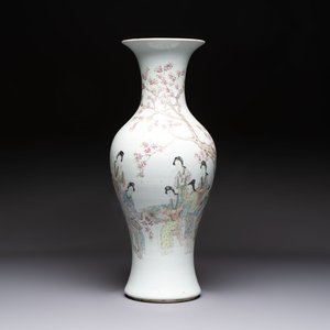 A pair of Chinese famille verte blue-ground gilt-decorated vases and a famille rose 'Elegant Beauties' vase, 19th C. — photo 5