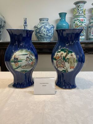 A pair of Chinese famille verte blue-ground lobed vases with figural design, 19th C. — photo 1