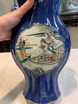 A pair of Chinese famille verte blue-ground lobed vases with figural design, 19th C. — photo 11