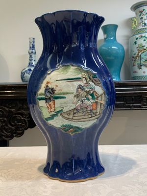 A pair of Chinese famille verte blue-ground lobed vases with figural design, 19th C. — photo 12