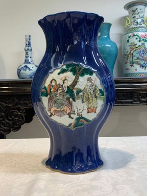 A pair of Chinese famille verte blue-ground lobed vases with figural design, 19th C. — photo 14