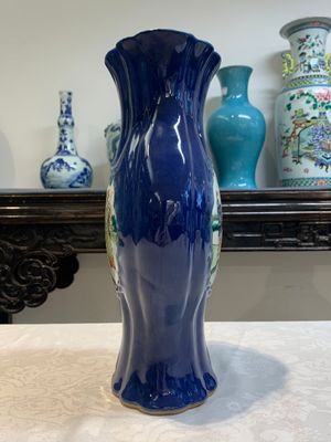 A pair of Chinese famille verte blue-ground lobed vases with figural design, 19th C. — photo 15