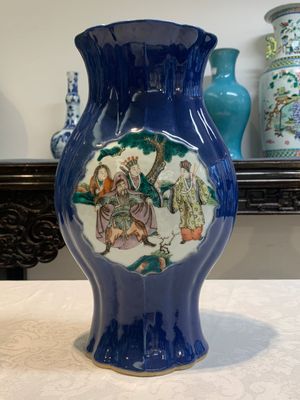A pair of Chinese famille verte blue-ground lobed vases with figural design, 19th C. — photo 2