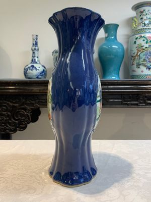 A pair of Chinese famille verte blue-ground lobed vases with figural design, 19th C. — photo 3