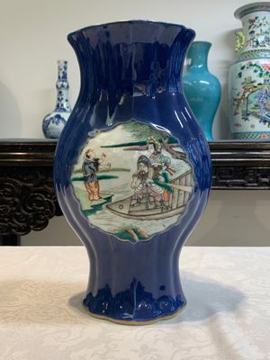 A pair of Chinese famille verte blue-ground lobed vases with figural design, 19th C. — photo 4