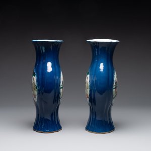 A pair of Chinese famille verte blue-ground lobed vases with figural design, 19th C. — photo 2