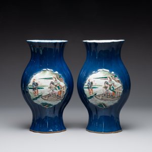 A pair of Chinese famille verte blue-ground lobed vases with figural design, 19th C. — photo 3